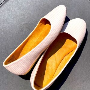 Fun and flirty peach ballet flats size 8.5
